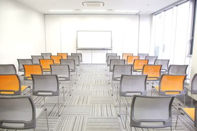 貸会議室TimeOffice名古屋 TimeE スクール型  最大36名利用可（54㎡） の室内の写真