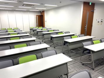 貸会議室TimeOffice名古屋 TimeAB スクール型  最大48名利用可（87㎡） の室内の写真