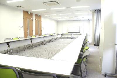 貸会議室TimeOffice名古屋 TimeBC スクール型  最大54名利用可（86㎡） の室内の写真