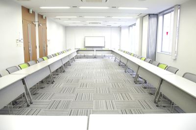 貸会議室TimeOffice名古屋 TimeBC スクール型  最大54名利用可（86㎡） の室内の写真