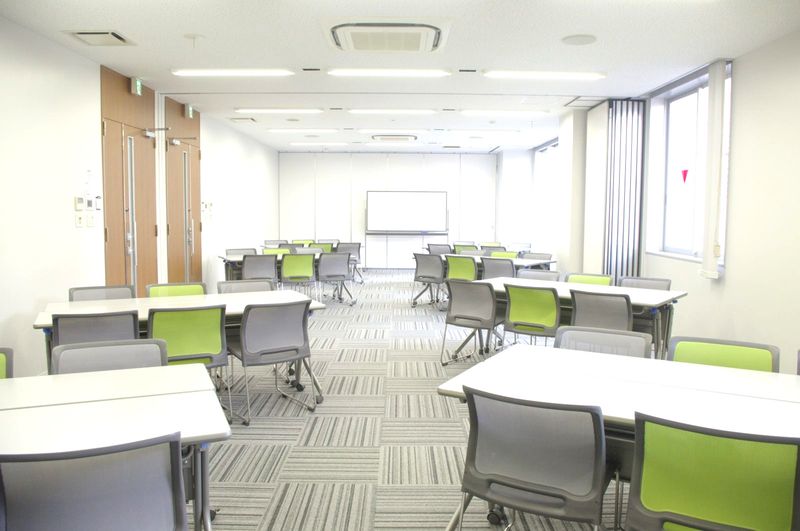 TimeBC スクール型  最大54名利用可（86㎡）  - 貸会議室TimeOffice名古屋