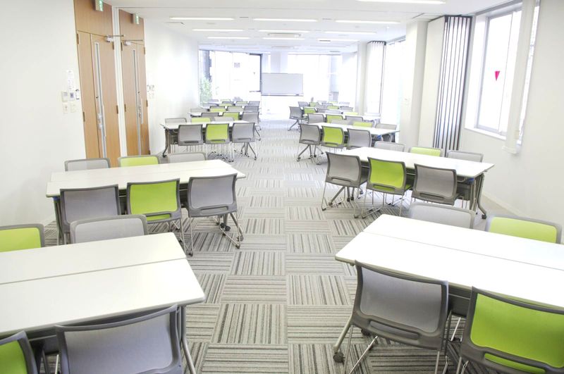TimeSalon スクール型  最大90名利用可（86㎡）  - 貸会議室TimeOffice名古屋