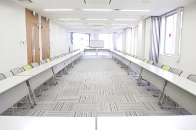 貸会議室TimeOffice名古屋 TimeSalon スクール型  最大90名利用可（86㎡） の室内の写真