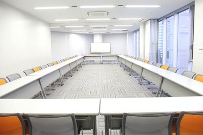 貸会議室TimeOffice名古屋 TimeDE スクール型  最大60名利用可（104㎡） の室内の写真