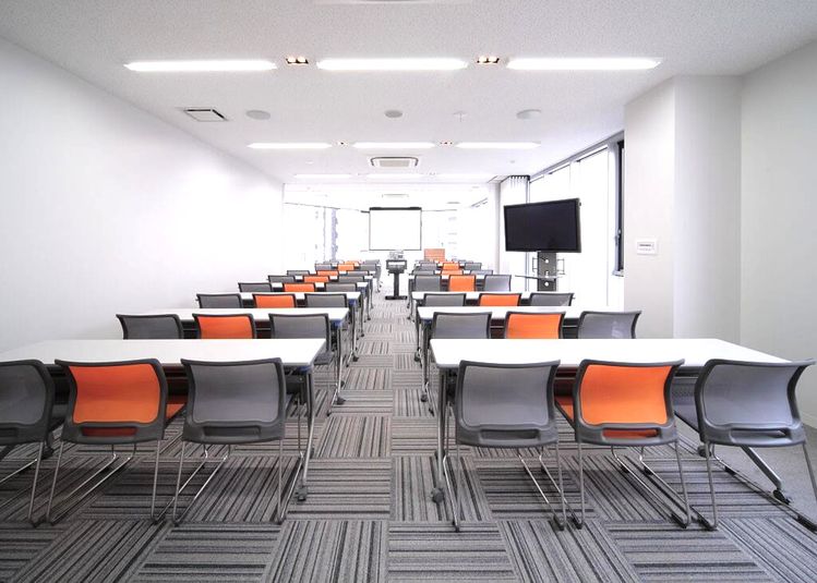 貸会議室TimeOffice名古屋 TimeDE スクール型  最大60名利用可（104㎡） の室内の写真