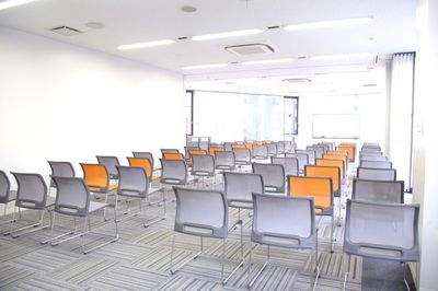貸会議室TimeOffice名古屋 TimeDE スクール型  最大60名利用可（104㎡） の室内の写真