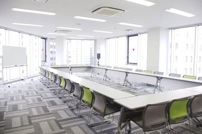 貸会議室TimeOffice名古屋 TimeH スクール型  最大42名利用可（85㎡） の室内の写真