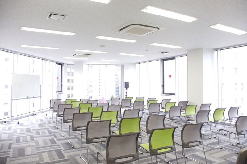 TimeH スクール型  最大42名利用可（85㎡）  - 貸会議室TimeOffice名古屋