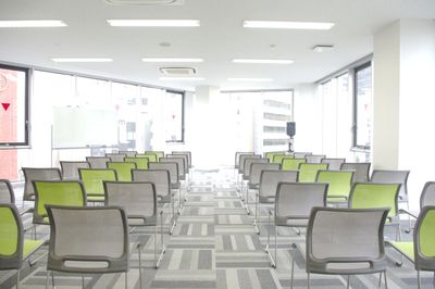 貸会議室TimeOffice名古屋 TimeH スクール型  最大42名利用可（85㎡） の室内の写真