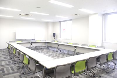 貸会議室TimeOffice名古屋 TimeI スクール型  最大36名利用可（55㎡） の室内の写真