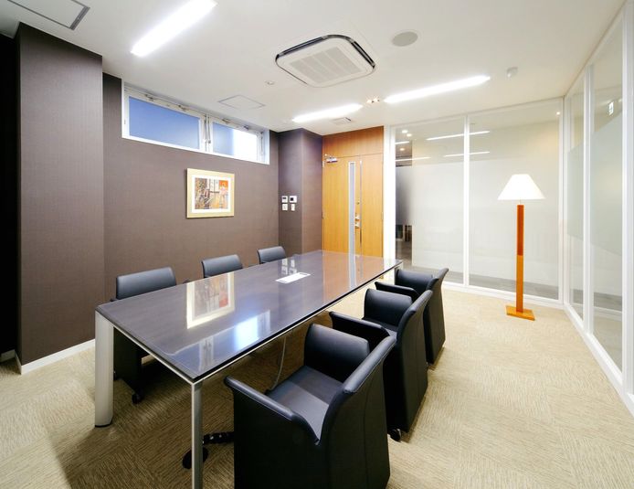 貸会議室TimeOffice名古屋 TimeF 最大6名！1時間単位で利用可能なハイグレードな応接室の室内の写真