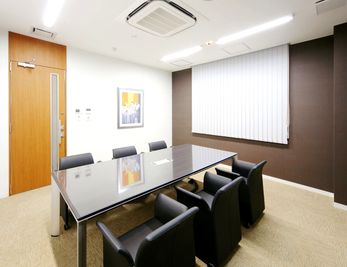 6名利用の可能な完全個室の為、個別の打ち合わせに最適。 - 貸会議室TimeOffice名古屋
