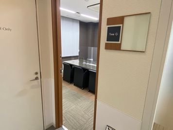貸会議室TimeOffice名古屋 TimeG 最大6名！1時間単位で利用可能なハイグレードな応接室の入口の写真