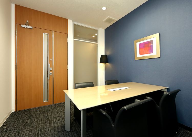 貸会議室TimeOffice名古屋 TimeJ 最大4名！1時間単位で利用可能なハイグレードな応接室の室内の写真