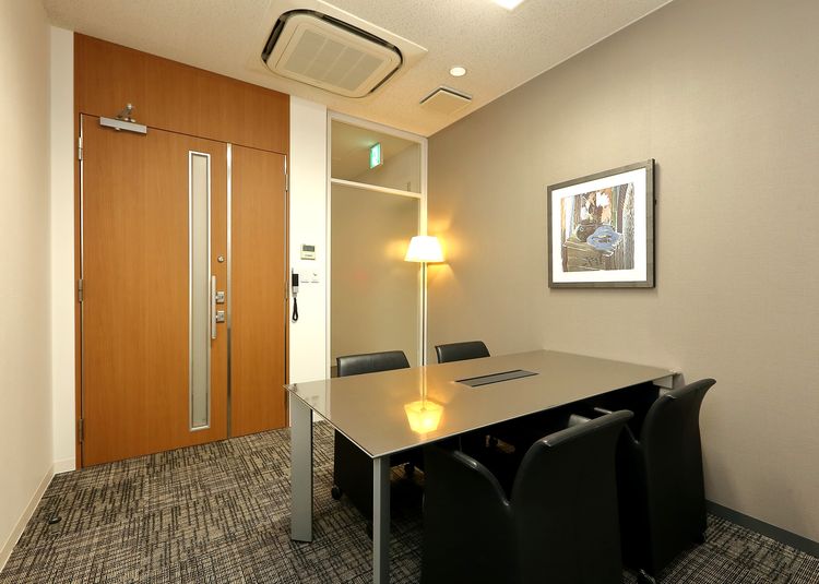 貸会議室TimeOffice名古屋 TimeK 最大4名！1時間単位で利用可能なハイグレードな応接室の室内の写真