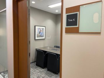貸会議室TimeOffice名古屋 TimeK 最大4名！1時間単位で利用可能なハイグレードな応接室の入口の写真