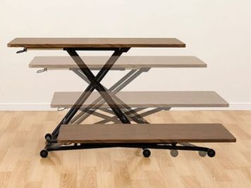 レバーで高さを調整可能な昇降式テーブルです。 - 自由空間 ハマルム 会議・デート・教室・女子会・ママ会・撮影の設備の写真