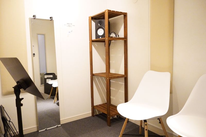 椅子２台、譜面台1台(廊下に予備1台、スピーカー１台 - ワオンスタジオ赤羽 Bスタジオ（シンプル３帖）の室内の写真