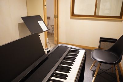 電子ピアノ常設 - ワオンスタジオ赤羽 Ａスタジオ（電子ピアノ３帖）の室内の写真
