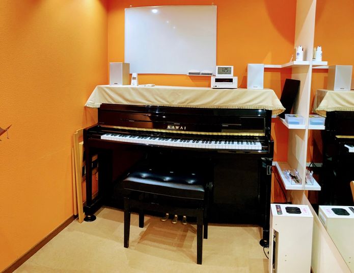 カワイのアップライトピアノK200です。 - エスポワール音楽スタジオ アップライトピアノのみ（非貸切）月・水・木・金曜日午後のみの室内の写真