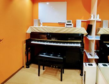 KAWAIアップライトピアノ　その他楽器練習、レッスン利用◎　【グランドピアノのプランもございます　概要欄をご覧ください】 - エスポワール音楽スタジオ