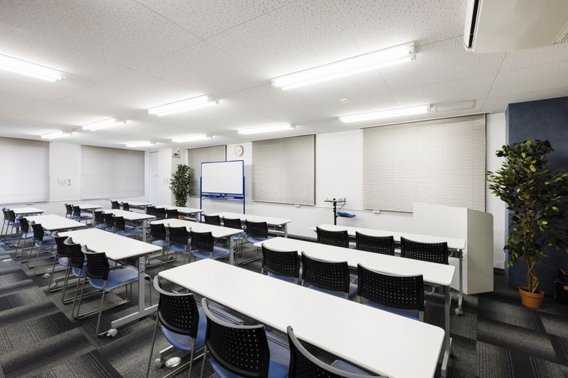 《VILLENTBiz神戸元町》 《40名 セミナールーム》最大48席（8名会議室付）の室内の写真
