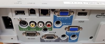 プロジェクター端子
EPSON EB-535W
単焦点 - 大阪長堀 貸会議室 ５階 A会議室     スクール生徒側 21名の設備の写真