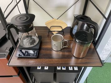 セルフハンドドリップ器具の利用及びコーヒー粉は無料です。 - FUJISAN VALLEY レンタルスペース4名個室の設備の写真