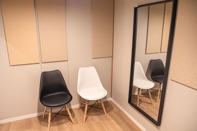Aスタジオ：椅子３台（うちピアノ椅子１台） - ワオン・スタジオ 横浜 Aスタジオ（電子ピアノ４畳）の室内の写真