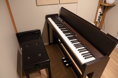 KORG：電子ピアノ - ワオン・スタジオ 横浜 Aスタジオ（電子ピアノ４畳）の室内の写真