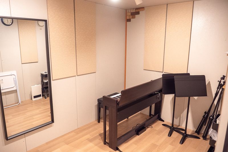 Aスタジオ：電子ピアノ４帖 - ワオン・スタジオ 横浜 Aスタジオ（電子ピアノ４畳）の室内の写真