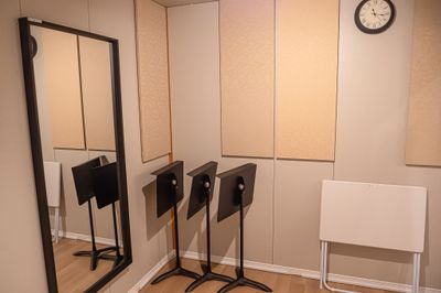 譜面台３台・折り畳み机１台（待合スペースに折畳み譜面台ご有り） - ワオン・スタジオ 横浜 Bスタジオ（シンプルな４畳）の室内の写真