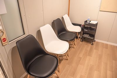 Bスタジオ（椅子４台） - ワオン・スタジオ 横浜 Bスタジオ（シンプルな４畳）の室内の写真