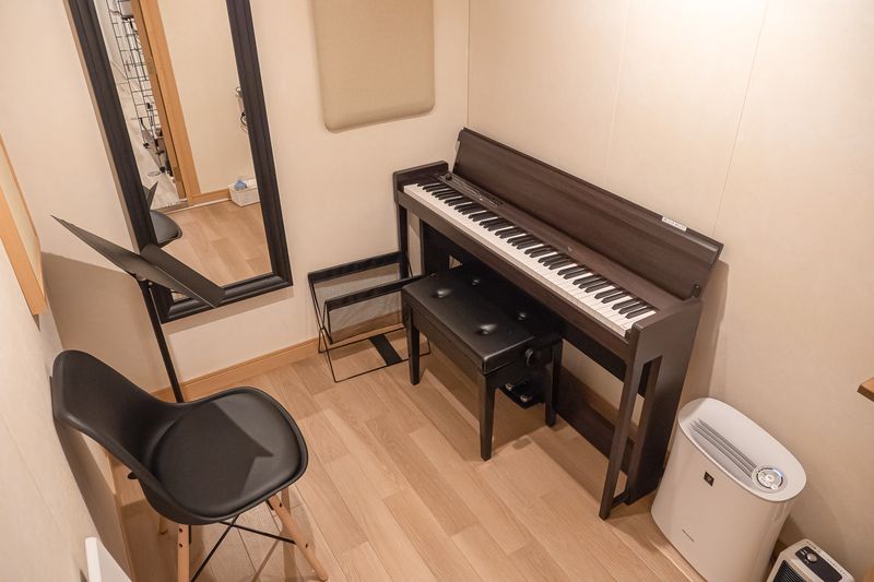 Aスタジオ：電子ピアノ２帖 - ワオン・スタジオ 横浜 Cスタジオ（電子ピアノ２畳）の室内の写真