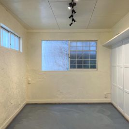 味のあるテクスチャーの壁が特徴的な白い空間です。
スポットライトがついています。 - blank side ギャラリー・セレクト・イベントスペースの室内の写真