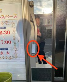 4613
でキーボックスが開きます

中に入ってるカギが
玄関のカギです、 - レンタルスペースモモ 疲れ集中新品イス。2畳の小さな作業スペースの入口の写真