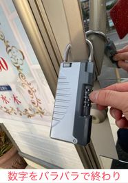 帰る時はキーボックスに
カギを入れ。終わりです。 - レンタルスペースモモ 疲れ集中新品イス。2畳の小さな作業スペースの入口の写真
