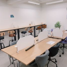 コロナ対策のパテーション設置済み。 - StartupSide Kyoto（旧オギャーズ御池） C室の室内の写真