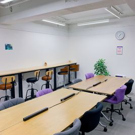 机や椅子は自由にレイアウトも可能です。 - StartupSide Kyoto（旧オギャーズ御池） C室の室内の写真