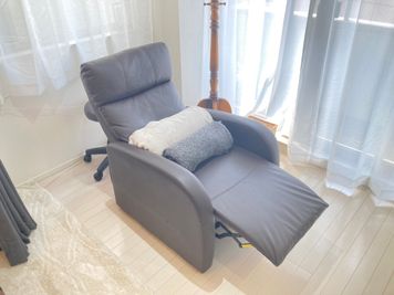 リクライニングチェアを倒した写真です。 - LEGACY白金 24時間OK!!【白金高輪駅徒歩4分】完全個室プライベートサロンの室内の写真