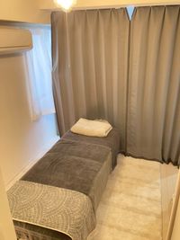 カーテンを閉めると着替えも簡単。 - LEGACY白金 24時間OK!!【白金高輪駅徒歩4分】完全個室プライベートサロンの室内の写真