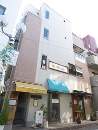 １Fには美容室/和食店、2Fには有名イタリアン/３Fにはネイルサロンが併設されております。 - LEGACY白金 24時間OK!!【白金高輪駅徒歩4分】完全個室プライベートサロンの外観の写真