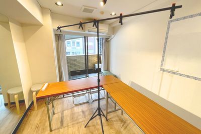 三脚スタンドの高さは80cmから200cmまで調整可能で、幅は79㎝と152cmを選択可能です。背景布はグリーンバック1枚常備（横150cm×縦200cm）。 - 東横スペースボックス　渋谷1号店 24時間営業◎綺麗な完全個室！多目的レンタルスペース！の設備の写真