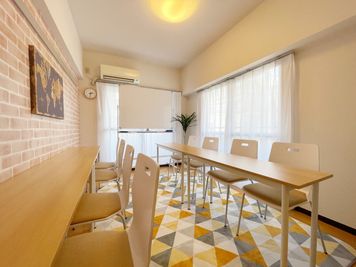 会議・勉強会・セミナー・サロン・作業等、様々な用途でご利用頂けます。 - 貸し会議室ユニエル三島 【三島駅徒歩4分】綺麗な完全個室！備品全て無料！貸し会議室三島Aの室内の写真