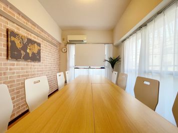 最大12名（うち予備椅子4脚）ご利用いただけます。 - 貸し会議室ユニエル三島 【三島駅徒歩4分】綺麗な完全個室！備品全て無料！貸し会議室三島Aの室内の写真