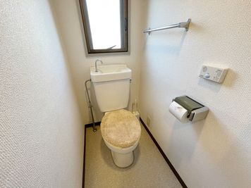 個室トイレ - 貸し会議室ユニエル三島 【三島駅徒歩4分】綺麗な完全個室！備品全て無料！貸し会議室三島Aの設備の写真