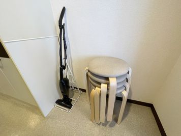 予備椅子4脚 - 貸し会議室ユニエル三島 【三島駅徒歩4分】綺麗な完全個室！備品全て無料！貸し会議室三島Aの設備の写真