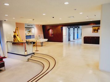 もともとビジネスホテルなので、一階エントランスは広い - レンタルサロン：グリーンデイズ ８階Ａの部屋の外観の写真