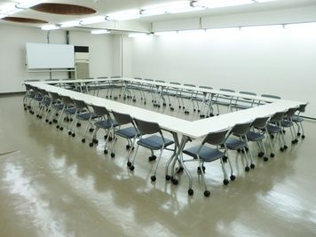 大阪会議室 新日本ビル梅田店 第1会議室（1～30名）5階の室内の写真