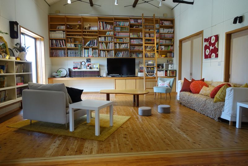 ソファとテーブルのくつろぎスペース
フローリングには靴を脱いでお上がりください - キッチンスタジオナド キッチン付きレンタルハウスの室内の写真